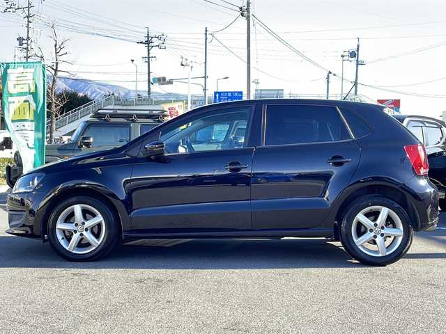 フォルクスワーゲン ポロ TSIハイライン 長野県 2013(平25)年 7.5万km 黒 禁煙車/７インチ社外ナビ/Bluetooth Audio/ワンセグテレビ/リアビューモニター/バックカメラ/ＥＴＣ/リモコンキー/革巻きステアリング/電動格納ドアミラー/ウィンカーミラー/ドアミラーヒーター/純正ホイール/トノカバー/ヘッドライト レベライザー/ISOFIX対応/横滑り防止機能/盗難防止機能/登録時走行距離 74965km