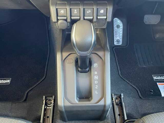 スズキ ジムニー ノマド FC 青森県 2025(令7)年 0.1千km ＤグリーンＭ ワンオーナー/令和7年10月登録/登録時総走行距離33キロ/クルーズコントロール、追従走行あり/アイドリングストップ/D/N席シートヒーター/パーキングアシスト/背面タイヤ/衝突被害軽減システム/コーナーセンサー/横滑り防止装置/レーンアシスト/純正LEDヘッドライト/フォグランプ/スペアキー/取扱説明書/保証書