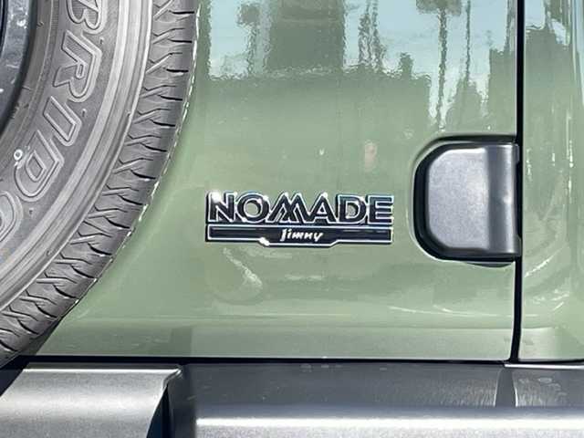 スズキ ジムニー ノマド FC 青森県 2025(令7)年 0.1千km ＤグリーンＭ ワンオーナー/令和7年10月登録/登録時総走行距離33キロ/クルーズコントロール、追従走行あり/アイドリングストップ/D/N席シートヒーター/パーキングアシスト/背面タイヤ/衝突被害軽減システム/コーナーセンサー/横滑り防止装置/レーンアシスト/純正LEDヘッドライト/フォグランプ/スペアキー/取扱説明書/保証書