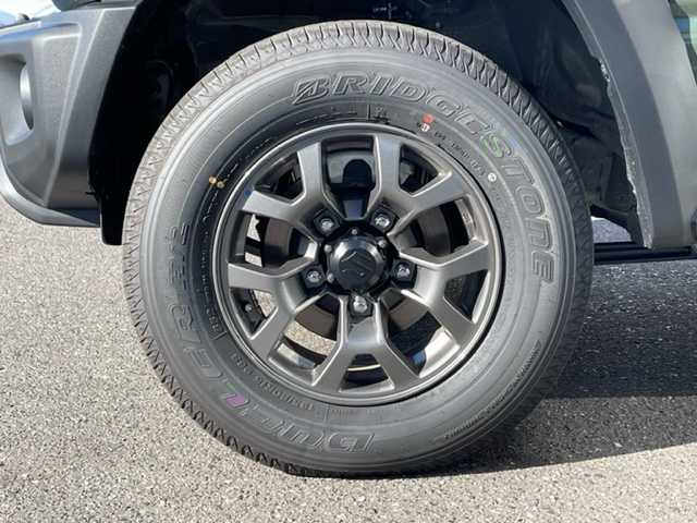 スズキ ジムニー ノマド FC 青森県 2025(令7)年 0.1千km ＤグリーンＭ ワンオーナー/令和7年10月登録/登録時総走行距離33キロ/クルーズコントロール、追従走行あり/アイドリングストップ/D/N席シートヒーター/パーキングアシスト/背面タイヤ/衝突被害軽減システム/コーナーセンサー/横滑り防止装置/レーンアシスト/純正LEDヘッドライト/フォグランプ/スペアキー/取扱説明書/保証書