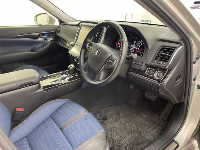 トヨタ クラウン アスリート S-T 兵庫県 2016(平28)年 5.3万km シルバーM ・純正ナビ/CD/BT/AUX/TV/USB/・左右独立エアコン/・アイドリングストップ/・横滑り防止装置/・プリクラッシュセーフティ/・レーンディパーチャーアラート/・レーダークルーズコントロール/・ビルトインETC/・バックカメラ/・コーナーセンサー/・オートマチックハイビーム/・オートライト/・LEDヘッドライト/・純正アルミホイール