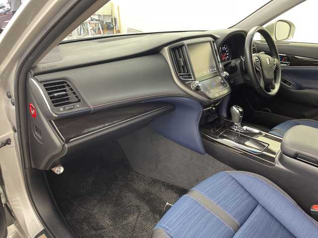 トヨタ クラウン アスリート S-T 兵庫県 2016(平28)年 5.3万km シルバーM ・純正ナビ/CD/BT/AUX/TV/USB/・左右独立エアコン/・アイドリングストップ/・横滑り防止装置/・プリクラッシュセーフティ/・レーンディパーチャーアラート/・レーダークルーズコントロール/・ビルトインETC/・バックカメラ/・コーナーセンサー/・オートマチックハイビーム/・オートライト/・LEDヘッドライト/・純正アルミホイール