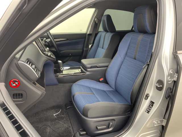 トヨタ クラウン アスリート S-T 兵庫県 2016(平28)年 5.3万km シルバーM ・純正ナビ/CD/BT/AUX/TV/USB/・左右独立エアコン/・アイドリングストップ/・横滑り防止装置/・プリクラッシュセーフティ/・レーンディパーチャーアラート/・レーダークルーズコントロール/・ビルトインETC/・バックカメラ/・コーナーセンサー/・オートマチックハイビーム/・オートライト/・LEDヘッドライト/・純正アルミホイール