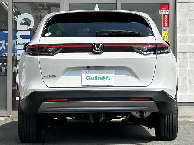 ホンダ ヴェゼル G 岩手県 2023(令5)年 2.1万km プラチナホワイトパール ・4WD/・寒冷地仕様/・社外ナビ（VXM-235ci）/・CD/AM/FM/SD/USB/Bluetooth/・バックカメラ/・プッシュスタート/・スマートキー/・ホンダセンシング/・アイドリングストップ/・ダウンヒルアシストコントロール/・電子制御パーキングブレーキ/・クルーズコントロール（追従有）/・シートヒーター（D＋N）/・LEDヘットライト/・ライトレベライザ/・純正AW16インチ/・純正フロアマット/・ドアバイザー/・スタットレスタイヤAWセット車載/・保証書/・取扱説明書