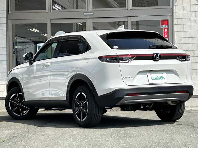 ホンダ ヴェゼル G 岩手県 2023(令5)年 2.1万km プラチナホワイトパール ・4WD/・寒冷地仕様/・社外ナビ（VXM-235ci）/・CD/AM/FM/SD/USB/Bluetooth/・バックカメラ/・プッシュスタート/・スマートキー/・ホンダセンシング/・アイドリングストップ/・ダウンヒルアシストコントロール/・電子制御パーキングブレーキ/・クルーズコントロール（追従有）/・シートヒーター（D＋N）/・LEDヘットライト/・ライトレベライザ/・純正AW16インチ/・純正フロアマット/・ドアバイザー/・スタットレスタイヤAWセット車載/・保証書/・取扱説明書