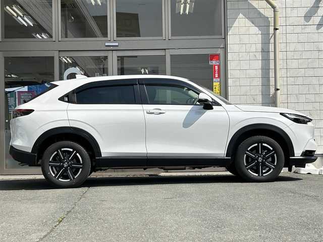 ホンダ ヴェゼル G 岩手県 2023(令5)年 2.1万km プラチナホワイトパール ・4WD/・寒冷地仕様/・社外ナビ（VXM-235ci）/・CD/AM/FM/SD/USB/Bluetooth/・バックカメラ/・プッシュスタート/・スマートキー/・ホンダセンシング/・アイドリングストップ/・ダウンヒルアシストコントロール/・電子制御パーキングブレーキ/・クルーズコントロール（追従有）/・シートヒーター（D＋N）/・LEDヘットライト/・ライトレベライザ/・純正AW16インチ/・純正フロアマット/・ドアバイザー/・スタットレスタイヤAWセット車載/・保証書/・取扱説明書