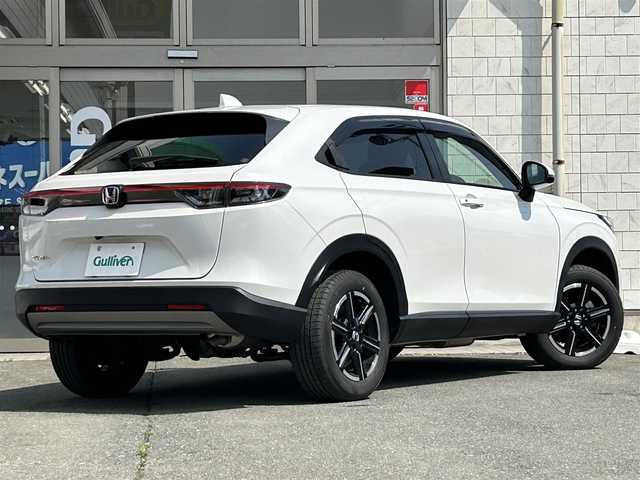 ホンダ ヴェゼル G 岩手県 2023(令5)年 2.1万km プラチナホワイトパール ・4WD/・寒冷地仕様/・社外ナビ（VXM-235ci）/・CD/AM/FM/SD/USB/Bluetooth/・バックカメラ/・プッシュスタート/・スマートキー/・ホンダセンシング/・アイドリングストップ/・ダウンヒルアシストコントロール/・電子制御パーキングブレーキ/・クルーズコントロール（追従有）/・シートヒーター（D＋N）/・LEDヘットライト/・ライトレベライザ/・純正AW16インチ/・純正フロアマット/・ドアバイザー/・スタットレスタイヤAWセット車載/・保証書/・取扱説明書