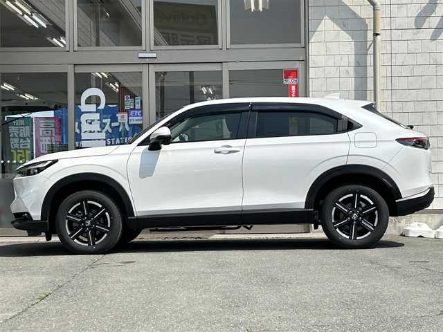 ホンダ ヴェゼル G 岩手県 2023(令5)年 2.1万km プラチナホワイトパール ・4WD/・寒冷地仕様/・社外ナビ（VXM-235ci）/・CD/AM/FM/SD/USB/Bluetooth/・バックカメラ/・プッシュスタート/・スマートキー/・ホンダセンシング/・アイドリングストップ/・ダウンヒルアシストコントロール/・電子制御パーキングブレーキ/・クルーズコントロール（追従有）/・シートヒーター（D＋N）/・LEDヘットライト/・ライトレベライザ/・純正AW16インチ/・純正フロアマット/・ドアバイザー/・スタットレスタイヤAWセット車載/・保証書/・取扱説明書