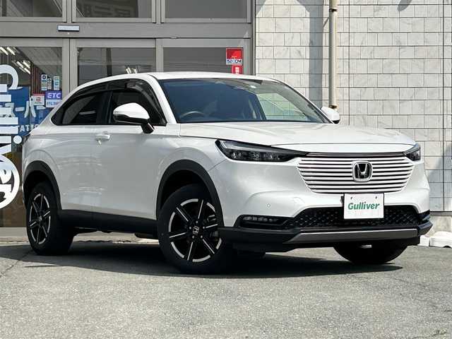 ホンダ ヴェゼル G 岩手県 2023(令5)年 2.1万km プラチナホワイトパール ・4WD/・寒冷地仕様/・社外ナビ（VXM-235ci）/・CD/AM/FM/SD/USB/Bluetooth/・バックカメラ/・プッシュスタート/・スマートキー/・ホンダセンシング/・アイドリングストップ/・ダウンヒルアシストコントロール/・電子制御パーキングブレーキ/・クルーズコントロール（追従有）/・シートヒーター（D＋N）/・LEDヘットライト/・ライトレベライザ/・純正AW16インチ/・純正フロアマット/・ドアバイザー/・スタットレスタイヤAWセット車載/・保証書/・取扱説明書