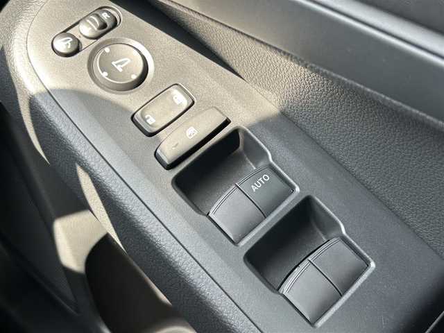 ホンダ ヴェゼル G 岩手県 2023(令5)年 2.1万km プラチナホワイトパール ・4WD/・寒冷地仕様/・社外ナビ（VXM-235ci）/・CD/AM/FM/SD/USB/Bluetooth/・バックカメラ/・プッシュスタート/・スマートキー/・ホンダセンシング/・アイドリングストップ/・ダウンヒルアシストコントロール/・電子制御パーキングブレーキ/・クルーズコントロール（追従有）/・シートヒーター（D＋N）/・LEDヘットライト/・ライトレベライザ/・純正AW16インチ/・純正フロアマット/・ドアバイザー/・スタットレスタイヤAWセット車載/・保証書/・取扱説明書
