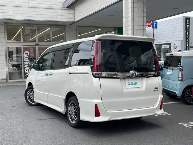 トヨタ ノア ハイブリッド Si ダブルバイビーⅢ 東京都 2020(令2)年 1.9万km ラグジュアリーホワイトパールクリスタルシャインガラスフレーク ワンオーナー/純正SDナビ/・フルセグTV/・Bluetooth接続/・FM・AM/トヨタセーフティーセンス/・バックカメラ/・コーナーセンサー/両側パワースライドドア/クルーズコントロール/ETC/ドラレコ/三列シート/チップアップシート/シートヒーター/LEDヘッドランプ/ABS/横滑り防止/スマートキー/スペアキー/保証書＆取扱説明書