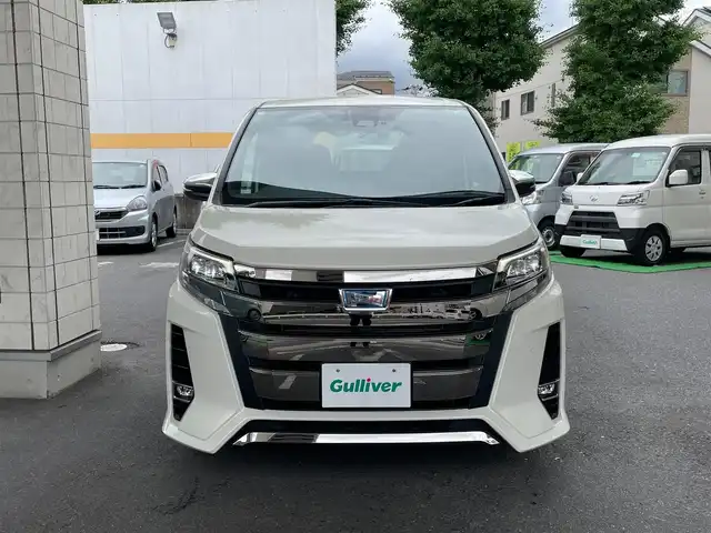 トヨタ ノア ハイブリッド Si ダブルバイビーⅢ 東京都 2020(令2)年 1.9万km ラグジュアリーホワイトパールクリスタルシャインガラスフレーク ワンオーナー/純正SDナビ/・フルセグTV/・Bluetooth接続/・FM・AM/トヨタセーフティーセンス/・バックカメラ/・コーナーセンサー/両側パワースライドドア/クルーズコントロール/ETC/ドラレコ/三列シート/チップアップシート/シートヒーター/LEDヘッドランプ/ABS/横滑り防止/スマートキー/スペアキー/保証書＆取扱説明書
