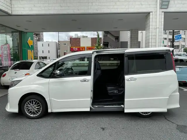 トヨタ ノア ハイブリッド Si ダブルバイビーⅢ 東京都 2020(令2)年 1.9万km ラグジュアリーホワイトパールクリスタルシャインガラスフレーク ワンオーナー/純正SDナビ/・フルセグTV/・Bluetooth接続/・FM・AM/トヨタセーフティーセンス/・バックカメラ/・コーナーセンサー/両側パワースライドドア/クルーズコントロール/ETC/ドラレコ/三列シート/チップアップシート/シートヒーター/LEDヘッドランプ/ABS/横滑り防止/スマートキー/スペアキー/保証書＆取扱説明書