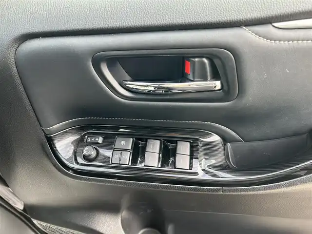 トヨタ エスクァイア ハイブリッド Gi プレミアムパッケージ ブラックテーラード 広島県 2021(令3)年 4.8万km ブラック 純正10インチナビ/・フルセグ/Bluetooth/CD/DVD/AM/FM/USB/SD/純正12インチフリップダウンモニター/モデリスタエアロ/ステアリングヒーター/前席シートヒーター/バックカメラ/両側パワースライドドア/ビルトインETC/クルーズコントロール/ハーフレザーシート/トヨタセーフティセンス/・プリクラッシュセーフティ/・レーンキープアシスト/・PKSB/先行車発進告知/・クリアランスソナー/純正15インチAW/LEDヘッドライト