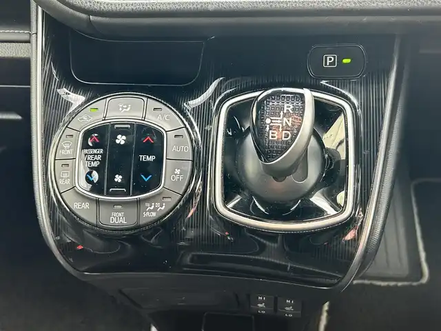 トヨタ エスクァイア ハイブリッド Gi プレミアムパッケージ ブラックテーラード 広島県 2021(令3)年 4.8万km ブラック 純正10インチナビ/・フルセグ/Bluetooth/CD/DVD/AM/FM/USB/SD/純正12インチフリップダウンモニター/モデリスタエアロ/ステアリングヒーター/前席シートヒーター/バックカメラ/両側パワースライドドア/ビルトインETC/クルーズコントロール/ハーフレザーシート/トヨタセーフティセンス/・プリクラッシュセーフティ/・レーンキープアシスト/・PKSB/先行車発進告知/・クリアランスソナー/純正15インチAW/LEDヘッドライト