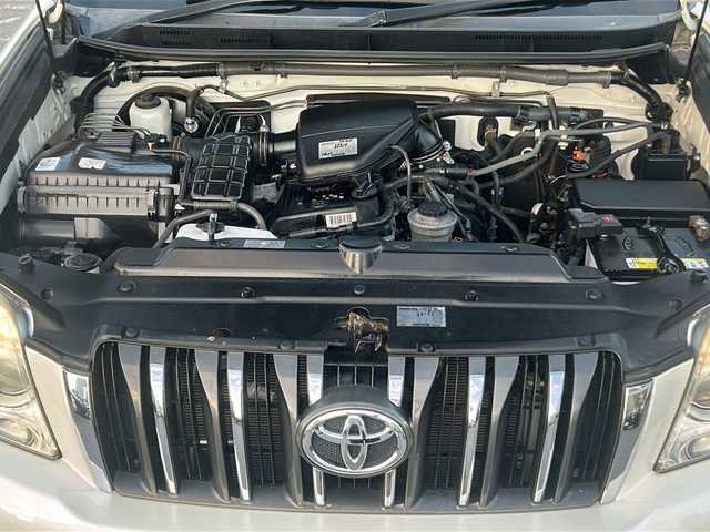 トヨタ ランドクルーザー プラド TX 沖縄県 2013(平25)年 5.6万km ホワイトパールクリスタルシャイン 社外ナビ　/バックカメラ　/プッシュスタート　/スマートキー　/Ｂｌｕｅｔｏｏｔｈ　/フルセグＴＶ　/前後コーナーセンサー　/パワーステアリング　/パワーウィンドウ　/スペアキー１本