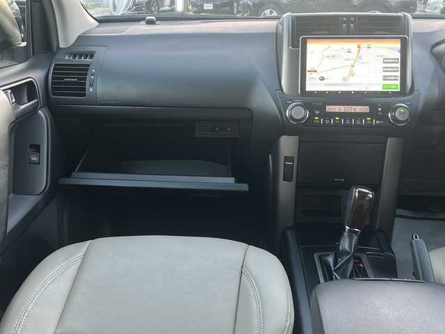 トヨタ ランドクルーザー プラド TX 沖縄県 2013(平25)年 5.6万km ホワイトパールクリスタルシャイン 社外ナビ　/バックカメラ　/プッシュスタート　/スマートキー　/Ｂｌｕｅｔｏｏｔｈ　/フルセグＴＶ　/前後コーナーセンサー　/パワーステアリング　/パワーウィンドウ　/スペアキー１本