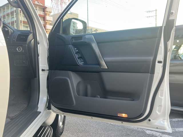 トヨタ ランドクルーザー プラド TX 沖縄県 2013(平25)年 5.6万km ホワイトパールクリスタルシャイン 社外ナビ　/バックカメラ　/プッシュスタート　/スマートキー　/Ｂｌｕｅｔｏｏｔｈ　/フルセグＴＶ　/前後コーナーセンサー　/パワーステアリング　/パワーウィンドウ　/スペアキー１本