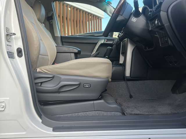 トヨタ ランドクルーザー プラド TX 沖縄県 2013(平25)年 5.6万km ホワイトパールクリスタルシャイン 社外ナビ　/バックカメラ　/プッシュスタート　/スマートキー　/Ｂｌｕｅｔｏｏｔｈ　/フルセグＴＶ　/前後コーナーセンサー　/パワーステアリング　/パワーウィンドウ　/スペアキー１本