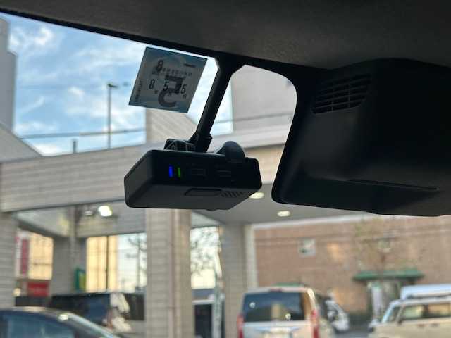 スズキ ソリオ バンディット HV MV 東京都 2023(令5)年 0.3万km ピュアホワイトパール/ガンメタリック2トーン ワンオーナー/純正ナビ(フルセグTV、CD、DVD、Bluetooth)/全席ヒートシーター/全方位カメラ/両側パワースライド/アダプティブクルーズコントロール/デュアルカメラブレーキサポート/前後誤発進抑制機能/後退時ブレーキサポート/オートハイビーム/前後ドライブレコーダー/スペアキー/アイドリングストップ/横滑り防止/取扱説明書/保証書/記録簿