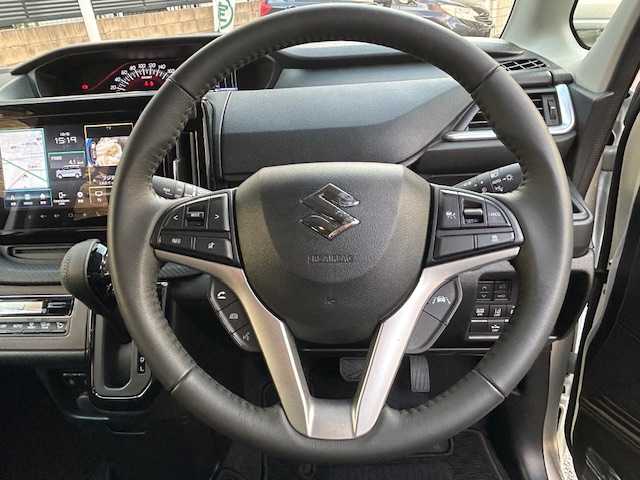 スズキ ソリオ バンディット HV MV 東京都 2023(令5)年 0.3万km ピュアホワイトパール/ガンメタリック2トーン ワンオーナー/純正ナビ(フルセグTV、CD、DVD、Bluetooth)/全席ヒートシーター/全方位カメラ/両側パワースライド/アダプティブクルーズコントロール/デュアルカメラブレーキサポート/前後誤発進抑制機能/後退時ブレーキサポート/オートハイビーム/前後ドライブレコーダー/スペアキー/アイドリングストップ/横滑り防止/取扱説明書/保証書/記録簿