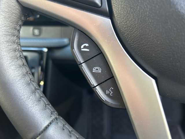 スズキ ソリオ バンディット HV MV 東京都 2023(令5)年 0.3万km ピュアホワイトパール/ガンメタリック2トーン ワンオーナー/純正ナビ(フルセグTV、CD、DVD、Bluetooth)/全席ヒートシーター/全方位カメラ/両側パワースライド/アダプティブクルーズコントロール/デュアルカメラブレーキサポート/前後誤発進抑制機能/後退時ブレーキサポート/オートハイビーム/前後ドライブレコーダー/スペアキー/アイドリングストップ/横滑り防止/取扱説明書/保証書/記録簿