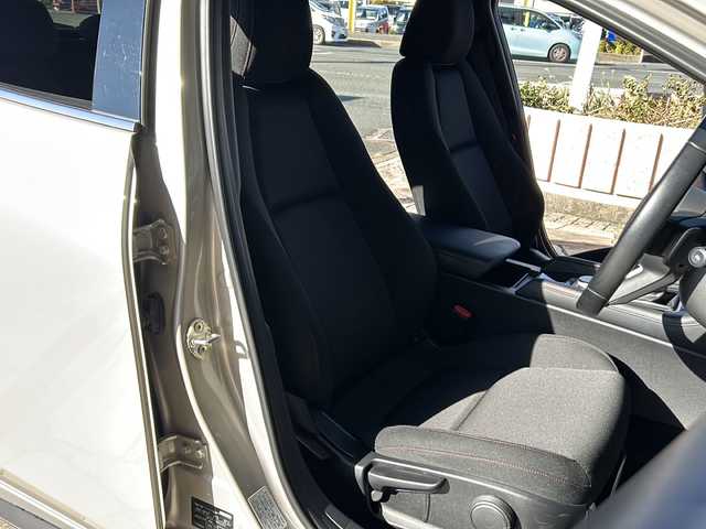 マツダ マツダ３ファストバック 15S ブラックトーンED 静岡県 2023(令5)年 2.1万km プラチナクォーツメタリック 純正ナビ/・FM/AM/・Bluetooth/・USB/・スマートフォン連携/・メモリーオーディオ/主要装備/・衝突軽減/・レーンキープ/・追従クルコン/・BSM/・コーナーセンサー前後/・全方位カメラ/・HUD/・ETC/・ドラレコ前/・ステリモ/・パドルシフト/・電動パーキングブレーキ/・オートホールド/・LEDヘッドライト/・オートライト/・オートハイビーム/・社外フロアマット/・純正アルミホイール