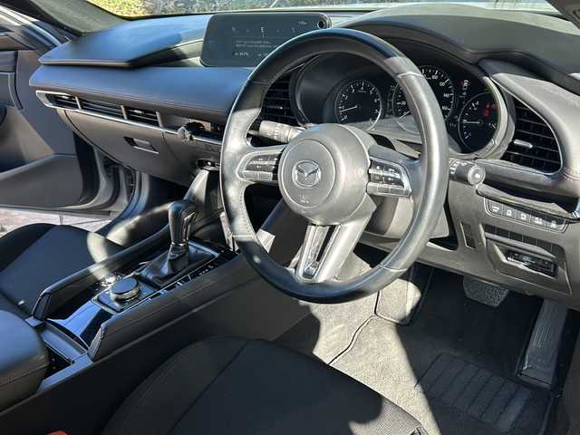 マツダ マツダ３ファストバック 15S ブラックトーンED 静岡県 2023(令5)年 2.1万km プラチナクォーツメタリック 純正ナビ/・FM/AM/・Bluetooth/・USB/・スマートフォン連携/・メモリーオーディオ/主要装備/・衝突軽減/・レーンキープ/・追従クルコン/・BSM/・コーナーセンサー前後/・全方位カメラ/・HUD/・ETC/・ドラレコ前/・ステリモ/・パドルシフト/・電動パーキングブレーキ/・オートホールド/・LEDヘッドライト/・オートライト/・オートハイビーム/・社外フロアマット/・純正アルミホイール