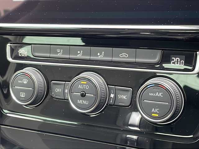 フォルクスワーゲン ゴルフ TSI ハイライン テックED 山形県 2018(平30)年 5.8万km カーボンスチールグレーM 純正SDナビ　(CD/DVD/BT/USB/SD/AUX/フルセグTV)/AppleCarPlay/AndroidAuto/レーダークルーズコントロール/レーンアシストシステム/ブラインドスポットモニター/パドルシフト/デュアルエアコン/電動格納ミラー/プリクラッシュブレーキシステム/疲労検知システム/プロアクティブ・オキュパント・プロテクション/リアクロストラフィックアラート/オートホールド/スペアキー有/社外AW付スタッドレスタイヤ車載