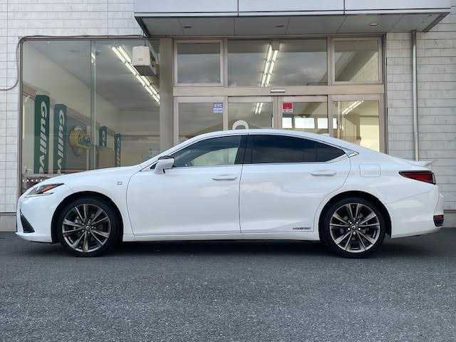 レクサス ＥＳ 300h Fスポーツ 埼玉県 2020(令2)年 3.8万km ホワイトノーヴァガラスフレーク メーカーナビ/サンルーフ/ブラインドスポットモニター/ハンドルヒーター/メモリーシート/フロアマット（タイプF）/フルセグTV/シートヒーター/エアシート/レザーシート/保証書/取扱説明書/スペアキー