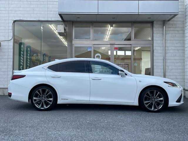 レクサス ＥＳ 300h Fスポーツ 埼玉県 2020(令2)年 3.8万km ホワイトノーヴァガラスフレーク メーカーナビ/サンルーフ/ブラインドスポットモニター/ハンドルヒーター/メモリーシート/フロアマット（タイプF）/フルセグTV/シートヒーター/エアシート/レザーシート/保証書/取扱説明書/スペアキー