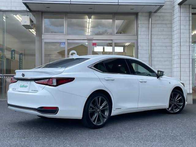 レクサス ＥＳ 300h Fスポーツ 埼玉県 2020(令2)年 3.8万km ホワイトノーヴァガラスフレーク メーカーナビ/サンルーフ/ブラインドスポットモニター/ハンドルヒーター/メモリーシート/フロアマット（タイプF）/フルセグTV/シートヒーター/エアシート/レザーシート/保証書/取扱説明書/スペアキー