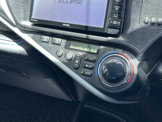 トヨタ アクア S 静岡県 2014(平26)年 10.1万km スーパーレッドⅤ エクリプスメモリナビ/フルセグＴＶ/ＢＬＵＥＴＯＯＴＨオーディオ/ＤＶＤ再生/バックカメラ/ドラレコ/プッシュスタート/スマートキー/オートエアコン/ヘッドライトレベライザー/電動格納ミラー/アイドリングストップ/OPスペアタイヤ