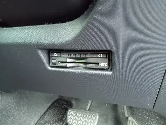 トヨタ アクア S 福井県 2015(平27)年 6.5万km コバルトブルーメタリック ディーラーオプションナビ（NSCP-W64）/・（ワンセグTV/CD/DVD/Bluetooth）/バックカメラ/ビルトインETC/ステアリングスイッチ/オートLEDライト/電動格納ウィンカーミラー/スタッドレスタイヤ積込/スマートキー