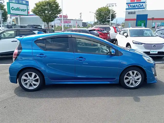 トヨタ アクア S 福井県 2015(平27)年 6.5万km コバルトブルーメタリック ディーラーオプションナビ（NSCP-W64）/・（ワンセグTV/CD/DVD/Bluetooth）/バックカメラ/ビルトインETC/ステアリングスイッチ/オートLEDライト/電動格納ウィンカーミラー/スタッドレスタイヤ積込/スマートキー