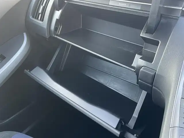 トヨタ プリウス S 長崎県 2014(平26)年 10.1万km ホワイトパールクリスタルシャイン (株)IDOMが運営する【じしゃロン長崎店】の自社ローン専用車両になりますこちらは現金またはオートローンご利用時の価格です。自社ローンご希望の方は別途その旨お申付け下さい/ナビ　/バックカメラ　/フルセグ　/Ｂｌｕｅｔｏｏｔｈ　/ＨＩＤヘッドライト　/オートライト　/フロントソナー　/電動格納ミラー　/ＥＴＣ　/プッシュスタート　/スマートキー　/スペアキー　/カーテンエアバック