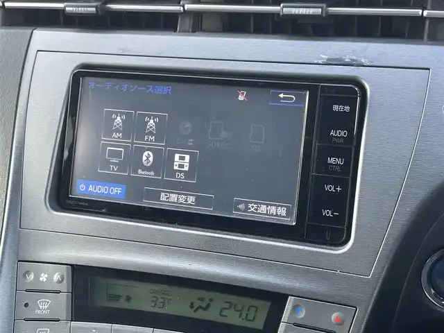 トヨタ プリウス S 長崎県 2014(平26)年 10.1万km ホワイトパールクリスタルシャイン (株)IDOMが運営する【じしゃロン長崎店】の自社ローン専用車両になりますこちらは現金またはオートローンご利用時の価格です。自社ローンご希望の方は別途その旨お申付け下さい/ナビ　/バックカメラ　/フルセグ　/Ｂｌｕｅｔｏｏｔｈ　/ＨＩＤヘッドライト　/オートライト　/フロントソナー　/電動格納ミラー　/ＥＴＣ　/プッシュスタート　/スマートキー　/スペアキー　/カーテンエアバック