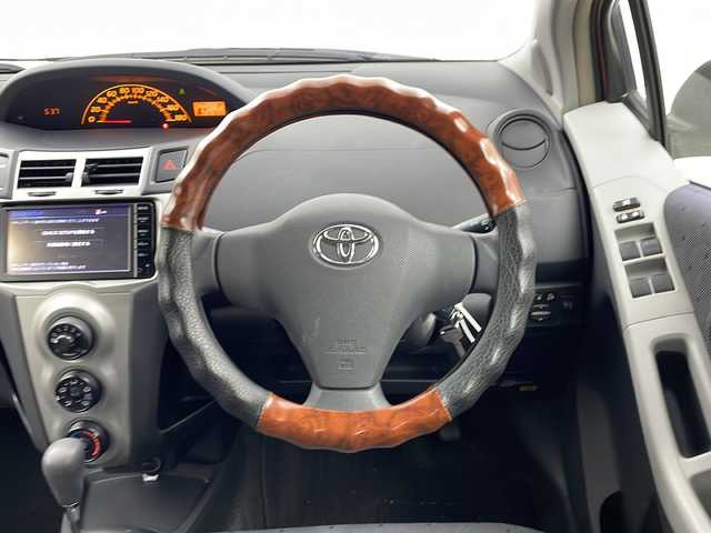 トヨタ ヴィッツ F 栃木県 2007(平19)年 6.8万km ノーブルパールマイカ 純正ナビ/（BT/フルセグ/AM/FM）/電動格納ミラー/純正フロアマット/リモコンキー/スペアキー