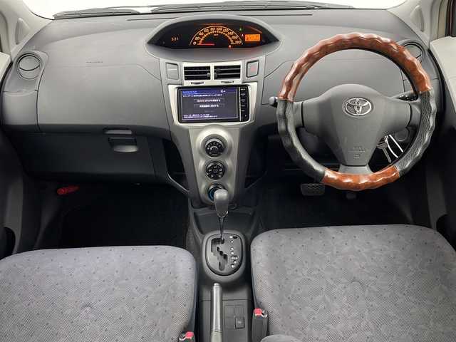 トヨタ ヴィッツ F 栃木県 2007(平19)年 6.8万km ノーブルパールマイカ 純正ナビ/（BT/フルセグ/AM/FM）/電動格納ミラー/純正フロアマット/リモコンキー/スペアキー