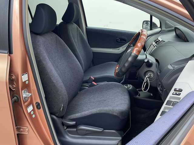 トヨタ ヴィッツ F 栃木県 2007(平19)年 6.8万km ノーブルパールマイカ 純正ナビ/（BT/フルセグ/AM/FM）/電動格納ミラー/純正フロアマット/リモコンキー/スペアキー