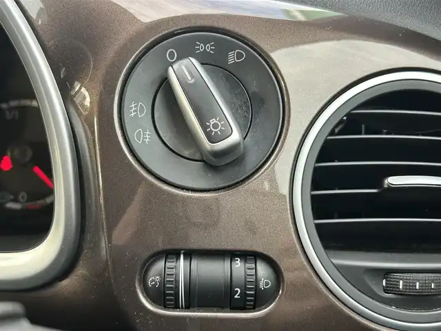 フォルクスワーゲン ザ・ビートル デザイン 愛知県 2015(平27)年 10.2万km グラシオーサブラウンメタリック 純正ナビ/（AM/FM/CD/DVD/BT/フルセグ）/バックカメラ/ETC/フロアマット/純正アルミ/キーレス/取説/保証書