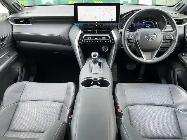 トヨタ ハリアー ハイブリッド Z レザーパッケージ 奈良県 2023(令5)年 1.4万km プラチナホワイトパールマイカ ワンオーナー/純正12.3インチディスプレイオーディオ/（フルセグ/BT/AppleCarPlay/AndroidAuto)/JBLプレミアムサウンドシステム/パノラマルーフ/レーダークルーズコントロール/パノラミックビューモニター/ブラインドスポットモニター/前後コーナーセンサー/プリクラッシュセーフティ/レーンキープアシスト/パワーパックドア/レザーシート（ブラック）/運転席メモリーシート/前席パワーシート/前席シートヒーター、エアーシート/運転席オートスライドアウェイ/ステアリングヒーター/ヘッドアップディスプレイ/ETC2.0/前方ドライブレコーダー/純正19インチAW/保証書/取り扱い説明書/スペアキーX1