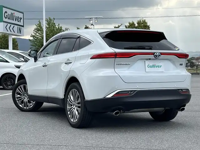 トヨタ ハリアー ハイブリッド Z レザーパッケージ 奈良県 2023(令5)年 1.4万km プラチナホワイトパールマイカ ワンオーナー/純正12.3インチディスプレイオーディオ/（フルセグ/BT/AppleCarPlay/AndroidAuto)/JBLプレミアムサウンドシステム/パノラマルーフ/レーダークルーズコントロール/パノラミックビューモニター/ブラインドスポットモニター/前後コーナーセンサー/プリクラッシュセーフティ/レーンキープアシスト/パワーパックドア/レザーシート（ブラック）/運転席メモリーシート/前席パワーシート/前席シートヒーター、エアーシート/運転席オートスライドアウェイ/ステアリングヒーター/ヘッドアップディスプレイ/ETC2.0/前方ドライブレコーダー/純正19インチAW/保証書/取り扱い説明書/スペアキーX1