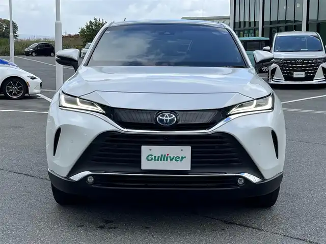 トヨタ ハリアー ハイブリッド Z レザーパッケージ 奈良県 2023(令5)年 1.4万km プラチナホワイトパールマイカ ワンオーナー/純正12.3インチディスプレイオーディオ/（フルセグ/BT/AppleCarPlay/AndroidAuto)/JBLプレミアムサウンドシステム/パノラマルーフ/レーダークルーズコントロール/パノラミックビューモニター/ブラインドスポットモニター/前後コーナーセンサー/プリクラッシュセーフティ/レーンキープアシスト/パワーパックドア/レザーシート（ブラック）/運転席メモリーシート/前席パワーシート/前席シートヒーター、エアーシート/運転席オートスライドアウェイ/ステアリングヒーター/ヘッドアップディスプレイ/ETC2.0/前方ドライブレコーダー/純正19インチAW/保証書/取り扱い説明書/スペアキーX1