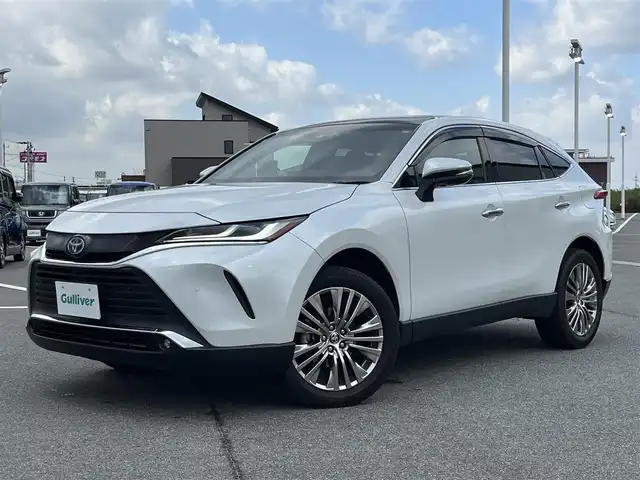 トヨタ ハリアー ハイブリッド Z レザーパッケージ 奈良県 2023(令5)年 1.4万km プラチナホワイトパールマイカ ワンオーナー/純正12.3インチディスプレイオーディオ/（フルセグ/BT/AppleCarPlay/AndroidAuto)/JBLプレミアムサウンドシステム/パノラマルーフ/レーダークルーズコントロール/パノラミックビューモニター/ブラインドスポットモニター/前後コーナーセンサー/プリクラッシュセーフティ/レーンキープアシスト/パワーパックドア/レザーシート（ブラック）/運転席メモリーシート/前席パワーシート/前席シートヒーター、エアーシート/運転席オートスライドアウェイ/ステアリングヒーター/ヘッドアップディスプレイ/ETC2.0/前方ドライブレコーダー/純正19インチAW/保証書/取り扱い説明書/スペアキーX1