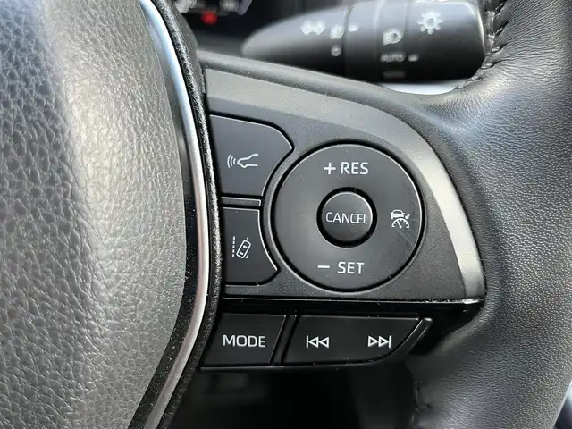 トヨタ ハリアー ハイブリッド Z レザーパッケージ 奈良県 2023(令5)年 1.4万km プラチナホワイトパールマイカ ワンオーナー/純正12.3インチディスプレイオーディオ/（フルセグ/BT/AppleCarPlay/AndroidAuto)/JBLプレミアムサウンドシステム/パノラマルーフ/レーダークルーズコントロール/パノラミックビューモニター/ブラインドスポットモニター/前後コーナーセンサー/プリクラッシュセーフティ/レーンキープアシスト/パワーパックドア/レザーシート（ブラック）/運転席メモリーシート/前席パワーシート/前席シートヒーター、エアーシート/運転席オートスライドアウェイ/ステアリングヒーター/ヘッドアップディスプレイ/ETC2.0/前方ドライブレコーダー/純正19インチAW/保証書/取り扱い説明書/スペアキーX1