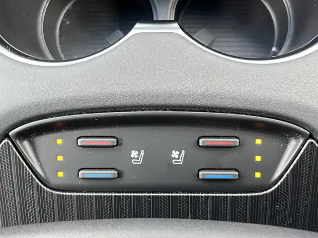 トヨタ ハリアー ハイブリッド Z レザーパッケージ 奈良県 2023(令5)年 1.4万km プラチナホワイトパールマイカ ワンオーナー/純正12.3インチディスプレイオーディオ/（フルセグ/BT/AppleCarPlay/AndroidAuto)/JBLプレミアムサウンドシステム/パノラマルーフ/レーダークルーズコントロール/パノラミックビューモニター/ブラインドスポットモニター/前後コーナーセンサー/プリクラッシュセーフティ/レーンキープアシスト/パワーパックドア/レザーシート（ブラック）/運転席メモリーシート/前席パワーシート/前席シートヒーター、エアーシート/運転席オートスライドアウェイ/ステアリングヒーター/ヘッドアップディスプレイ/ETC2.0/前方ドライブレコーダー/純正19インチAW/保証書/取り扱い説明書/スペアキーX1