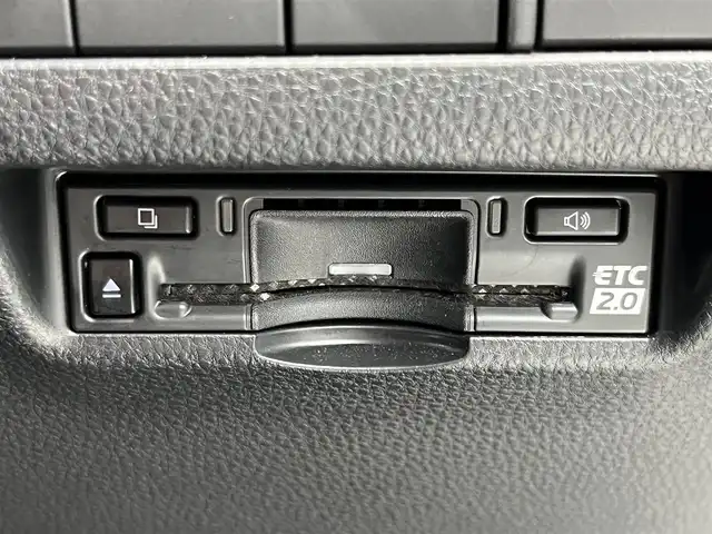 トヨタ ハリアー ハイブリッド Z レザーパッケージ 奈良県 2023(令5)年 1.4万km プラチナホワイトパールマイカ ワンオーナー/純正12.3インチディスプレイオーディオ/（フルセグ/BT/AppleCarPlay/AndroidAuto)/JBLプレミアムサウンドシステム/パノラマルーフ/レーダークルーズコントロール/パノラミックビューモニター/ブラインドスポットモニター/前後コーナーセンサー/プリクラッシュセーフティ/レーンキープアシスト/パワーパックドア/レザーシート（ブラック）/運転席メモリーシート/前席パワーシート/前席シートヒーター、エアーシート/運転席オートスライドアウェイ/ステアリングヒーター/ヘッドアップディスプレイ/ETC2.0/前方ドライブレコーダー/純正19インチAW/保証書/取り扱い説明書/スペアキーX1