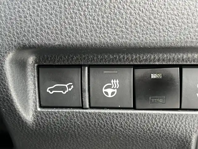 トヨタ ハリアー ハイブリッド Z レザーパッケージ 奈良県 2023(令5)年 1.4万km プラチナホワイトパールマイカ ワンオーナー/純正12.3インチディスプレイオーディオ/（フルセグ/BT/AppleCarPlay/AndroidAuto)/JBLプレミアムサウンドシステム/パノラマルーフ/レーダークルーズコントロール/パノラミックビューモニター/ブラインドスポットモニター/前後コーナーセンサー/プリクラッシュセーフティ/レーンキープアシスト/パワーパックドア/レザーシート（ブラック）/運転席メモリーシート/前席パワーシート/前席シートヒーター、エアーシート/運転席オートスライドアウェイ/ステアリングヒーター/ヘッドアップディスプレイ/ETC2.0/前方ドライブレコーダー/純正19インチAW/保証書/取り扱い説明書/スペアキーX1