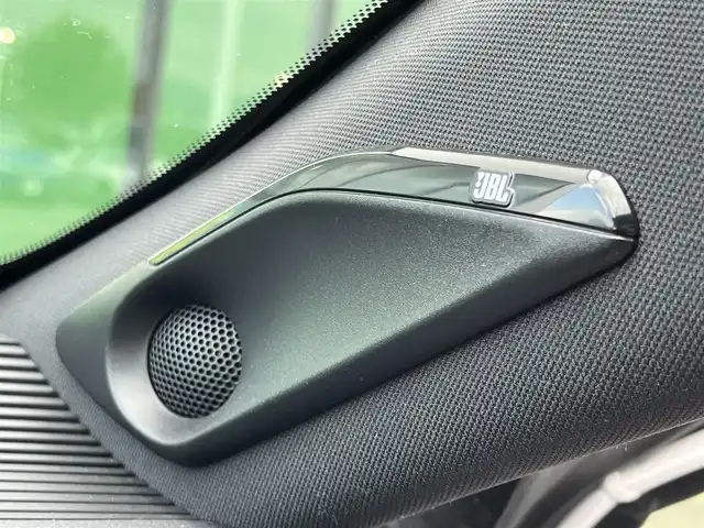 トヨタ ハリアー ハイブリッド Z レザーパッケージ 奈良県 2023(令5)年 1.4万km プラチナホワイトパールマイカ ワンオーナー/純正12.3インチディスプレイオーディオ/（フルセグ/BT/AppleCarPlay/AndroidAuto)/JBLプレミアムサウンドシステム/パノラマルーフ/レーダークルーズコントロール/パノラミックビューモニター/ブラインドスポットモニター/前後コーナーセンサー/プリクラッシュセーフティ/レーンキープアシスト/パワーパックドア/レザーシート（ブラック）/運転席メモリーシート/前席パワーシート/前席シートヒーター、エアーシート/運転席オートスライドアウェイ/ステアリングヒーター/ヘッドアップディスプレイ/ETC2.0/前方ドライブレコーダー/純正19インチAW/保証書/取り扱い説明書/スペアキーX1